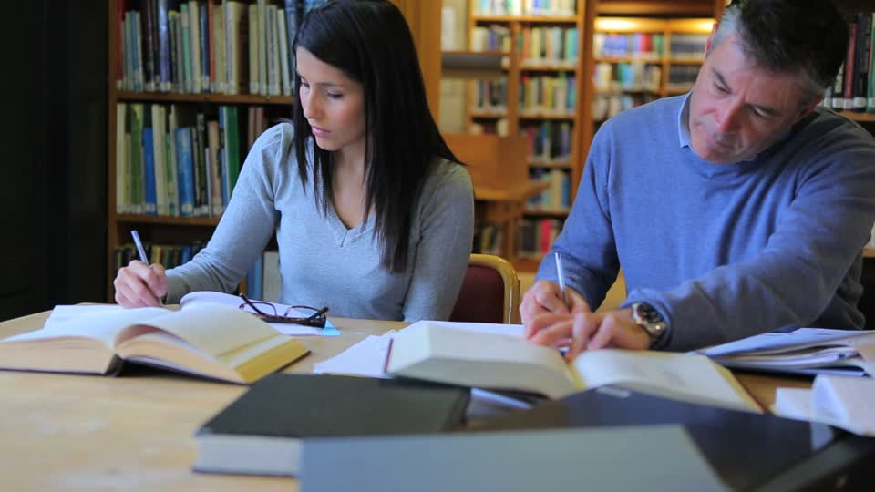 Aprender idiomas después de los 30 Hay decisiones que duran años en incógnita, o bien que van dejándose detenidas en el tiempo, sin embargo, después de cierta edad en la vida, y al ver un espacio de tiempo disponible, se considera nuevamente esta posibilidad, y probablemente en la mayoría de los casos, se trata de alguna actividad referente a Aprender idiomas después de los 30. Sin embargo, a pesar de poseer dicha idea en nuestra cabeza, muchas otras nos retienen y acaban con el deseo de continuar, y quizás una de ellas, se deba a la edad, un razón que por supuesto no debe ser ningún impedimento, y para que aumentes tu seguridad a continuación te exponemos un conjunto de razones suficientes para que te motives a estudiar idiomas a esta edad. 1 Otro factor de ingresos: Aprender un nuevo idioma, puede aportar un mayor crecimiento en tu ser profesional, además de ampliar tus posibilidades en cuanto a empleo se trata, ya sea para empresas que establezcan esta condición para algunos empleos, o bien para sacar un provecho netamente al idioma. 2 Nuevos amigos: Probablemente tengas que compartir en estas clases con personas mucho más jóvenes, de la cuales puedes conseguir algunos contactos interesantes que pueden servirte a futuro, pues generalmente quienes se interesan en aprender idiomas, lo hacen por requisito de su empresa de trabajo o bien para conseguir algún cargo interesante, y ampliar sus posibilidades. 3 Ejercicio para tu cerebro: de acuerdo a una variedad de expertos y pruebas ya hechas, el estudio de idiomas emplea un ejercicio interesante en tu cerebro, incluso pudiendo retrasar la apariencia de síntomas referentes a enfermedades de esta índole, con lo cual se lucha de cierta manera contra estas afecciones del cerebro. Muchas personas critican con frecuencia el hecho de Aprender idiomas después de los 30, pero la realidad es que el estudio no fue creado para cierta edad, sino para construir el conjunto de conocimiento de interés personal y profesional para las personas, por lo cual, la iniciativa de incursionar en los idiomas, no debe ser afectada por comentarios ajenos, sino mas bien impulsada por el deseo de crecimiento, por lo cual te seguiremos motivando con algunos aspectos positivos. 4 Madures en el estudio: te darás cuenta que tus técnicas de estudio entre tu juventud y ahora, son totalmente diferentes y quizás un poco más efectivas, con lo cual probablemente notaras mayor facilidad de aprendizaje, y ocuparas tu tiempo en algo que realmente te interese. 5 Apertura para otros idiomas: algunos idiomas suelen tener similitud de aprendizaje entre sí, con lo cual al aprender seleccionado, la posibilidad de aprender otros de la misma índoles, puede resultar muchas más fácil, lo cual puede ser un motivo más para seguir aprendiendo. 6 reactivas tus sentidos: un proceso de aprendizaje puede requerir de algunos de tus sentidos, que probablemente ya estaban presentando algunas debilidades por falta de ejercicio, situación que quizás sea solventada cuanto tengas que activarlos a través de tu mente para obtener un mayor aprendizaje. Aunque solamente te mencionamos un par de motivos para Aprender idiomas después de los 30, la verdad es que cada persona puede tener probablemente mayor amplitud de razones, y sean cual sean esas razones el aprendizaje es un factor de motivación muy grande para cualquier persona.